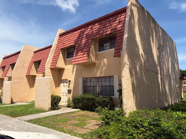 40 SPINNING WHEEL Lane, Tamarac, FL 33319