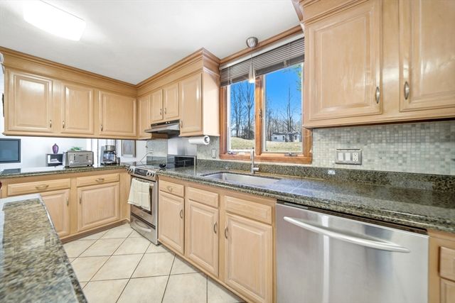 15 Sparhawk Dr., Burlington, MA 01803