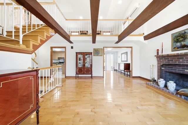 15 Sparhawk Dr., Burlington, MA 01803