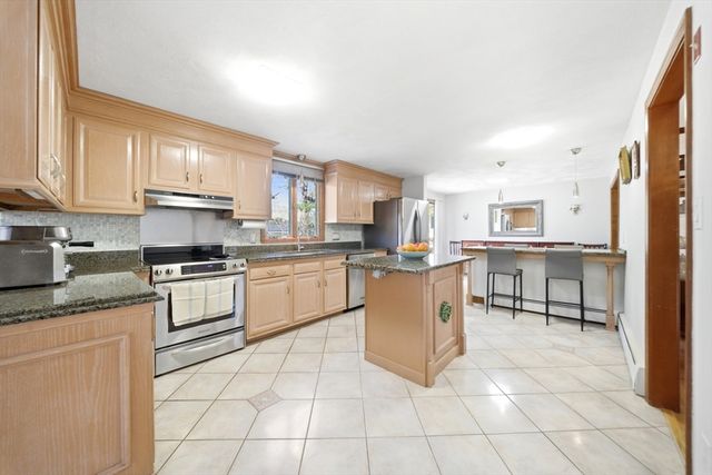 15 Sparhawk Dr., Burlington, MA 01803