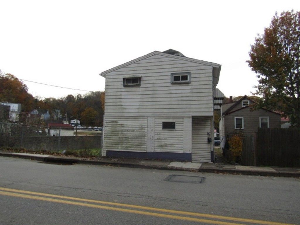 930 7th St, New Kensington, PA 15068