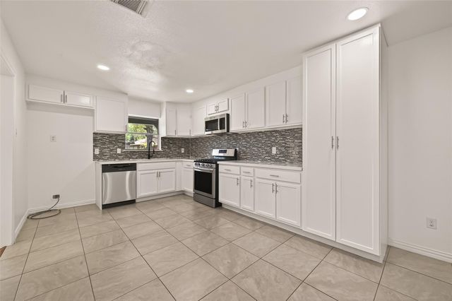 5763 Thrush Drive, Houston, TX 77033