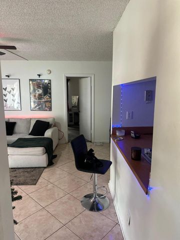 10016 Winding Lake Road 101, Sunrise, FL 33351