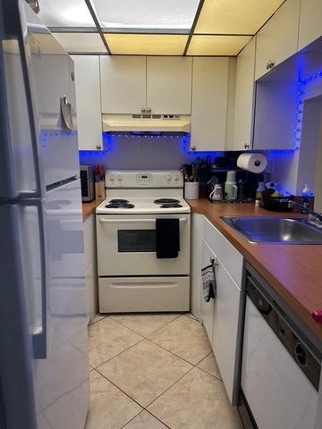 10016 Winding Lake Road 101, Sunrise, FL 33351