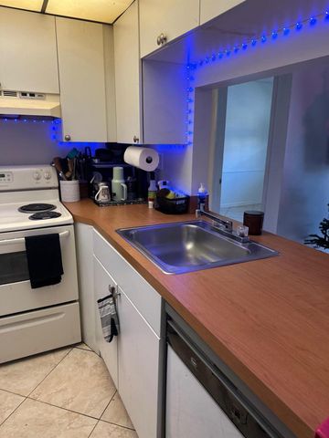 10016 Winding Lake Road 101, Sunrise, FL 33351