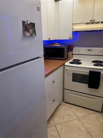 10016 Winding Lake Road 101, Sunrise, FL 33351