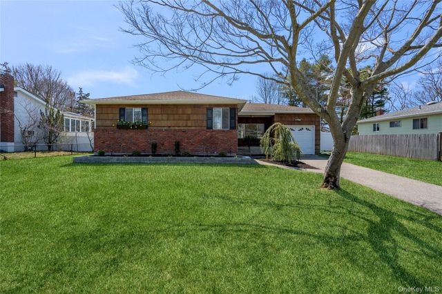 40 Bartley Lane, West Sayville, NY 11796