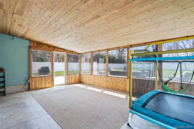 40 Bartley Lane, West Sayville, NY 11796