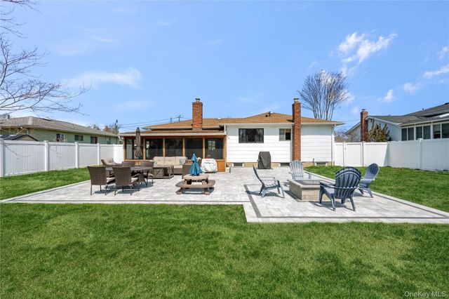 40 Bartley Lane, West Sayville, NY 11796