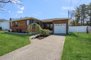40 Bartley Lane, West Sayville, NY 11796