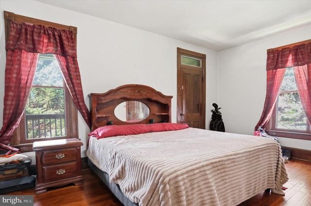 537 E KING ST E, Chambersburg, PA 17201