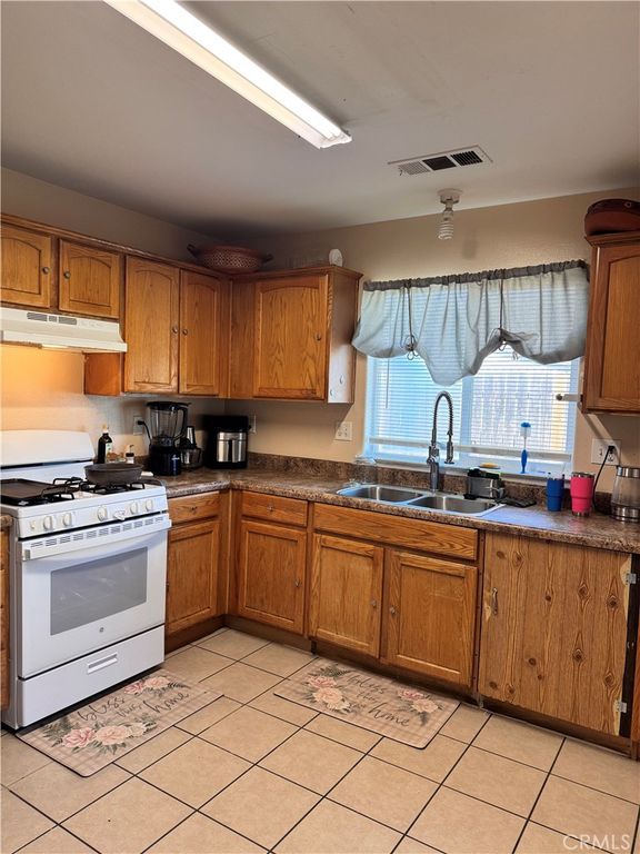 Image 10 of property listing at 142 White, Tulare, CA 93274