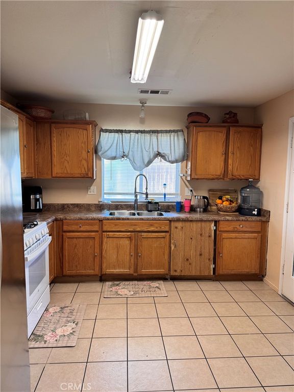 Image 11 of property listing at 142 White, Tulare, CA 93274