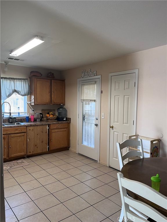 Image 12 of property listing at 142 White, Tulare, CA 93274