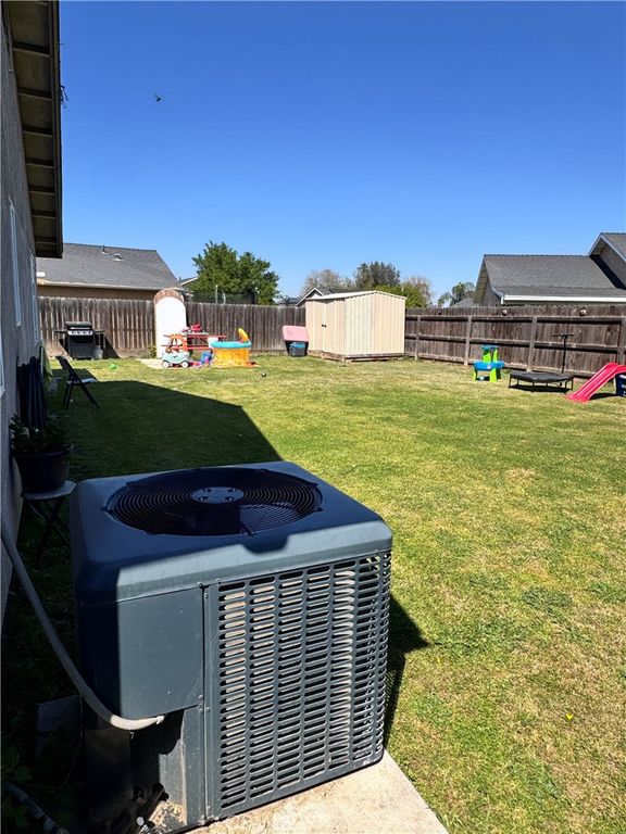 Image 31 of property listing at 142 White, Tulare, CA 93274