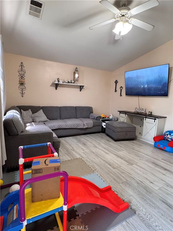 Image 5 of property listing at 142 White, Tulare, CA 93274