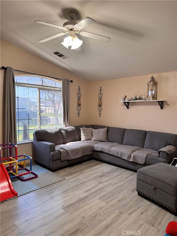 Image 6 of property listing at 142 White, Tulare, CA 93274