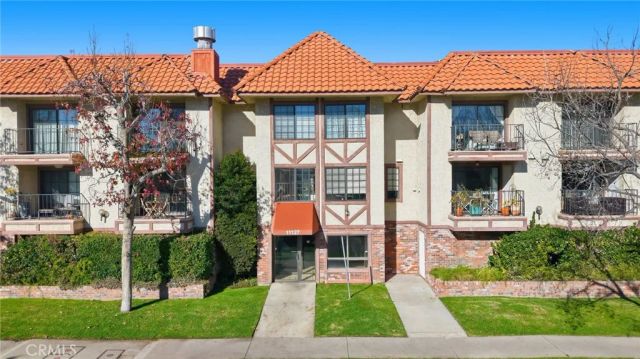 11127 La Maida 9, North Hollywood, CA 91601