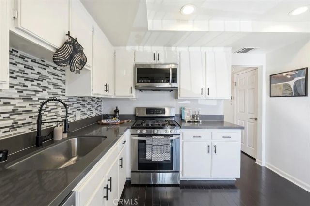 11127 La Maida 9, North Hollywood, CA 91601