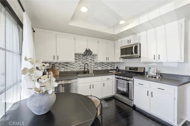 11127 La Maida 9, North Hollywood, CA 91601