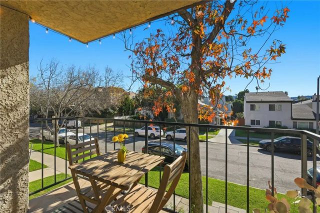 11127 La Maida 9, North Hollywood, CA 91601