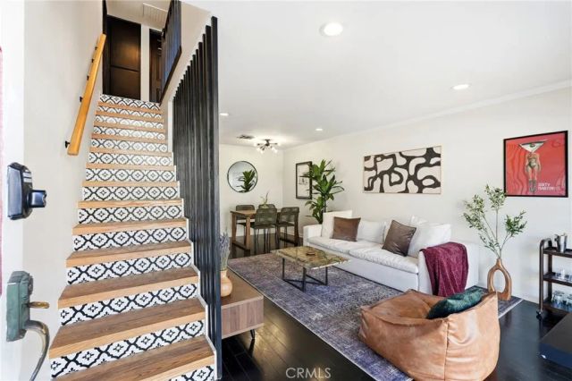 11127 La Maida 9, North Hollywood, CA 91601