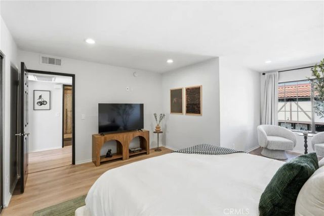 11127 La Maida 9, North Hollywood, CA 91601