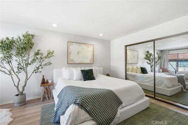 11127 La Maida 9, North Hollywood, CA 91601