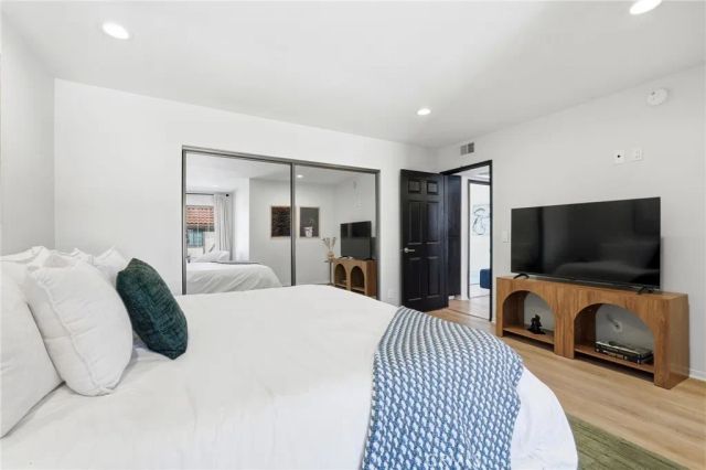 11127 La Maida 9, North Hollywood, CA 91601