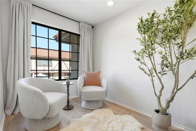11127 La Maida 9, North Hollywood, CA 91601