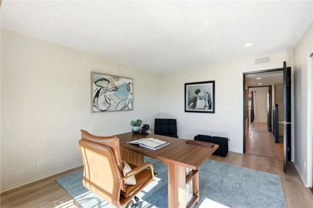 11127 La Maida 9, North Hollywood, CA 91601