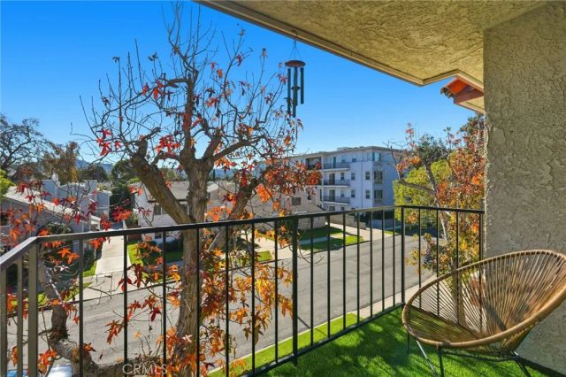 11127 La Maida 9, North Hollywood, CA 91601