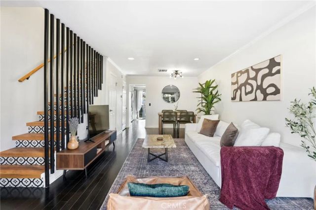 11127 La Maida 9, North Hollywood, CA 91601