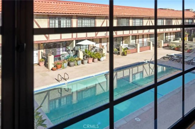 11127 La Maida 9, North Hollywood, CA 91601
