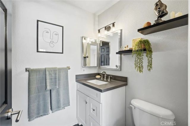 11127 La Maida 9, North Hollywood, CA 91601