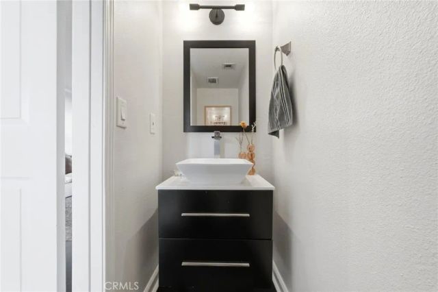 11127 La Maida 9, North Hollywood, CA 91601