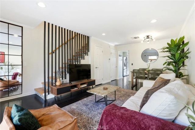 11127 La Maida 9, North Hollywood, CA 91601