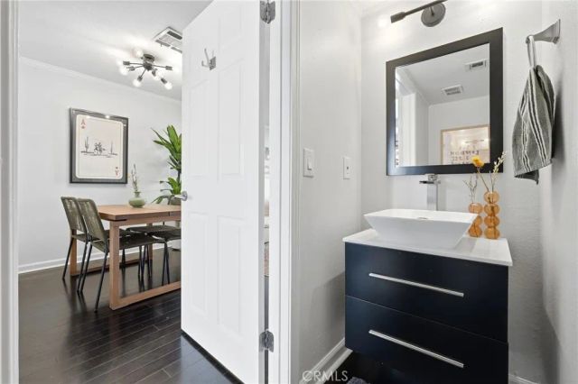 11127 La Maida 9, North Hollywood, CA 91601