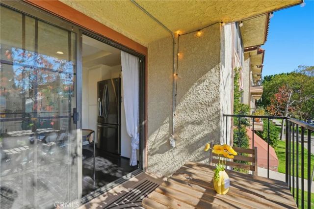 11127 La Maida 9, North Hollywood, CA 91601