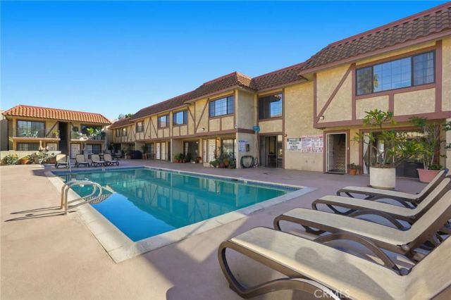 11127 La Maida 9, North Hollywood, CA 91601