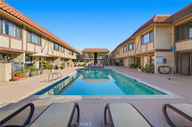 11127 La Maida 9, North Hollywood, CA 91601