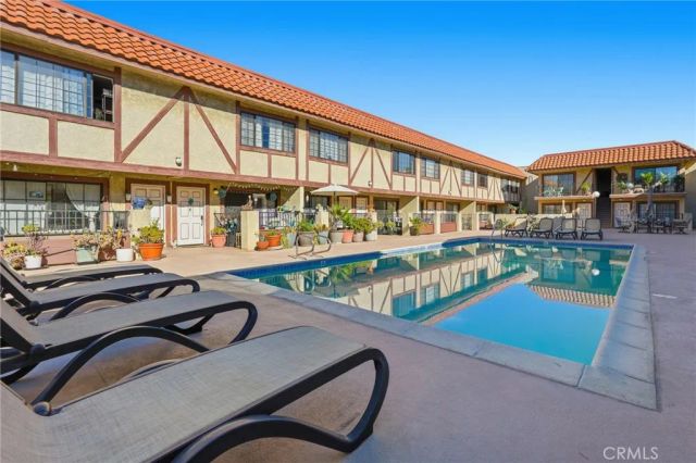 11127 La Maida 9, North Hollywood, CA 91601