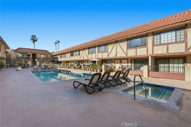 11127 La Maida 9, North Hollywood, CA 91601