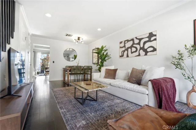 11127 La Maida 9, North Hollywood, CA 91601