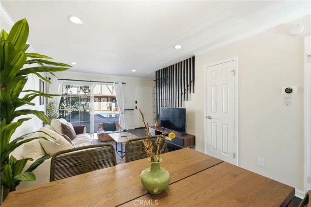 11127 La Maida 9, North Hollywood, CA 91601