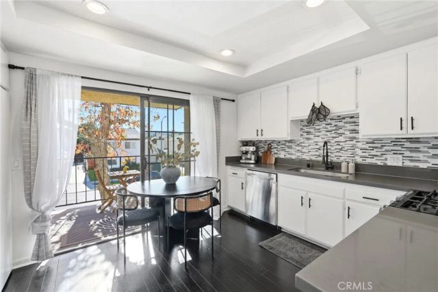 11127 La Maida 9, North Hollywood, CA 91601
