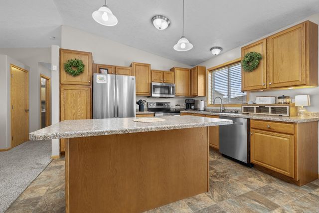 3400 15TH ST SE, Minot, ND 58701