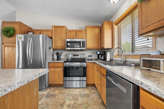 3400 15TH ST SE, Minot, ND 58701