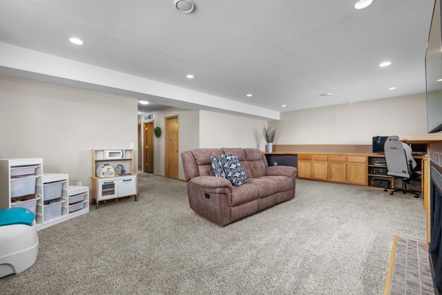 3400 15TH ST SE, Minot, ND 58701