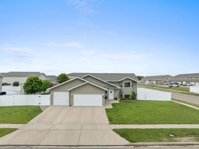 3400 15TH ST SE, Minot, ND 58701